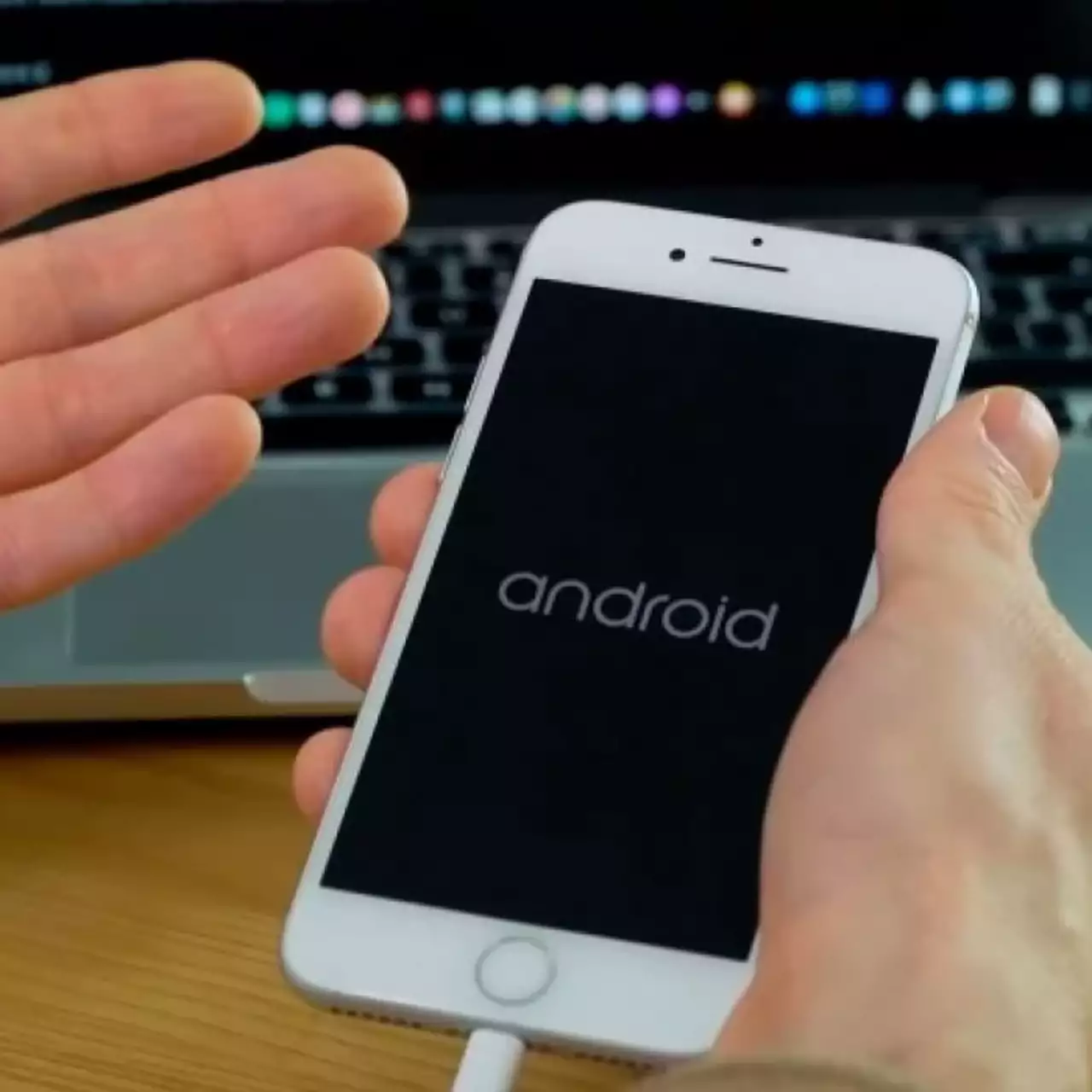 Энтузиасты установили Android на iPhone Энтузиасты установили Android на iPhone