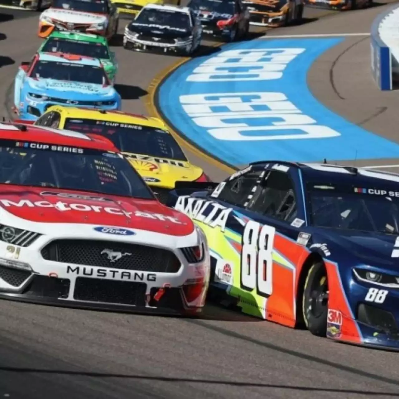 Гонщик NASCAR в гневе вышел из игры посреди киберспортивного соревнования. От него отказался спонсор