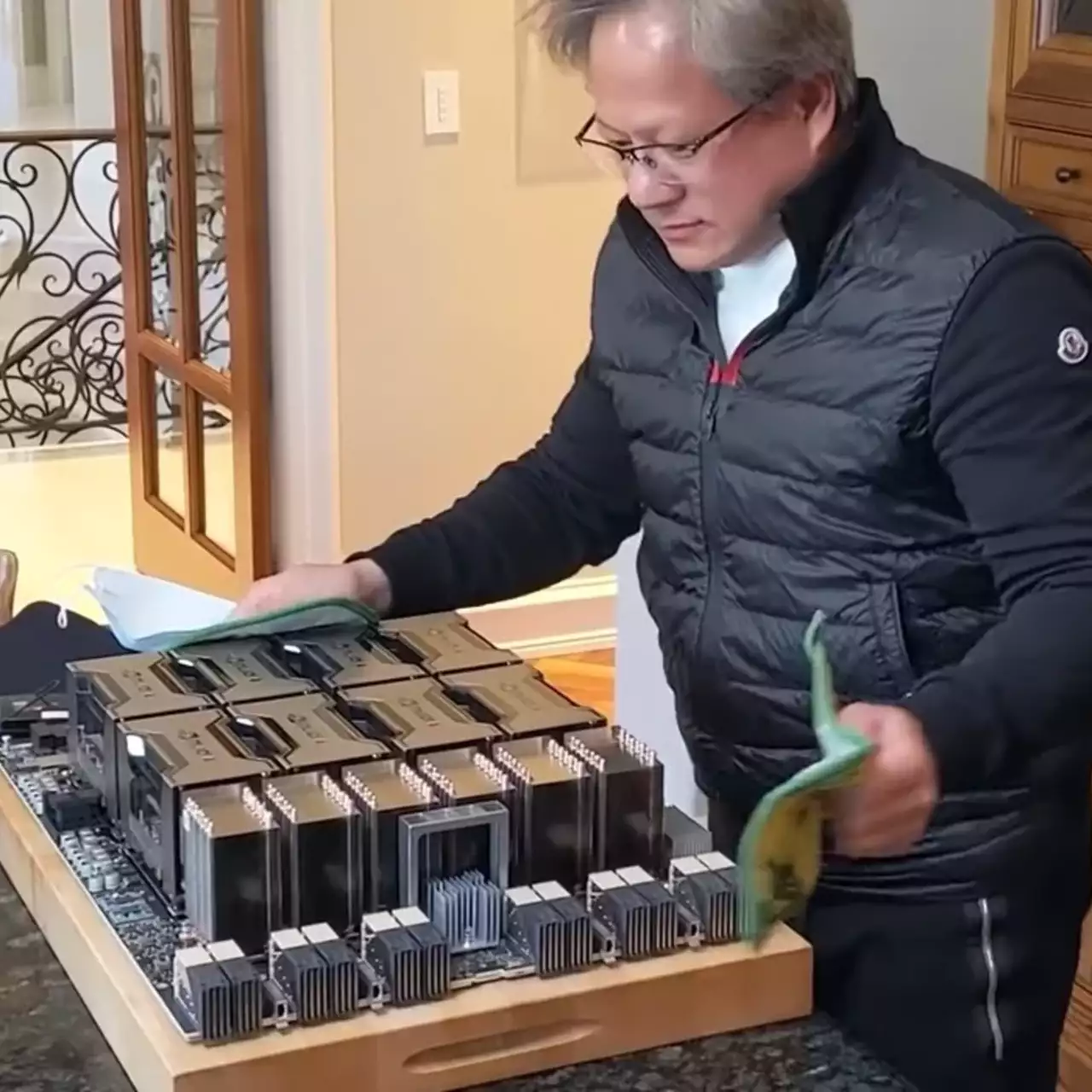 Больше, чем твой комп: директор NVIDIA испёк «огромную видеокарту» Больше, чем твой комп: директор NVIDIA испёк «огромную видеокарту»