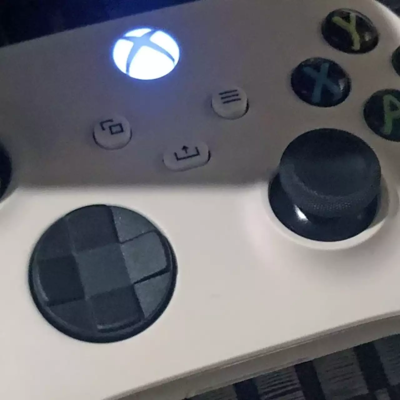 Фото белого контроллера Xbox Series X выложили на Reddit Фото белого контроллера Xbox Series X выложили на Reddit