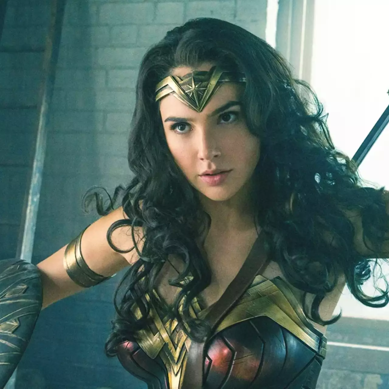 Девушка качественно закосплеила Чудо-женщину из фильмов DC. Ее сложно отличить от Галь Гадот