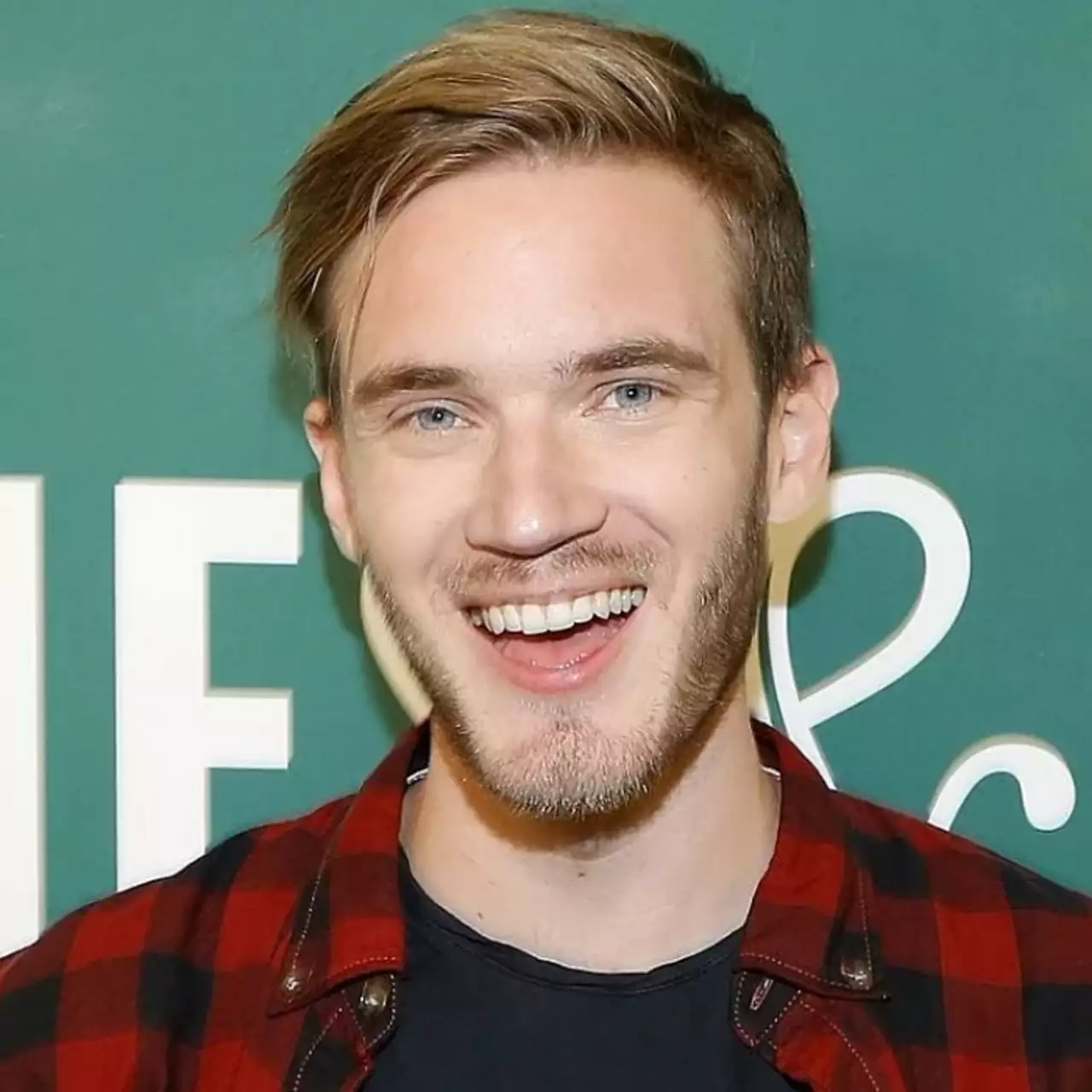 Фанат разоблачил «самую большую ложь» о PewDiePie — ютубер якобы обещал снять порно Фанат разоблачил «самую большую ложь» о PewDiePie — ютубер якобы обещал снять порно