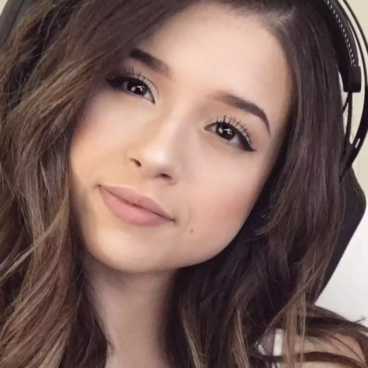 Популярная стимерша с Twitch запретила фанатам донатить большие суммы Популярная стимерша с Twitch запретила фанатам донатить большие суммы