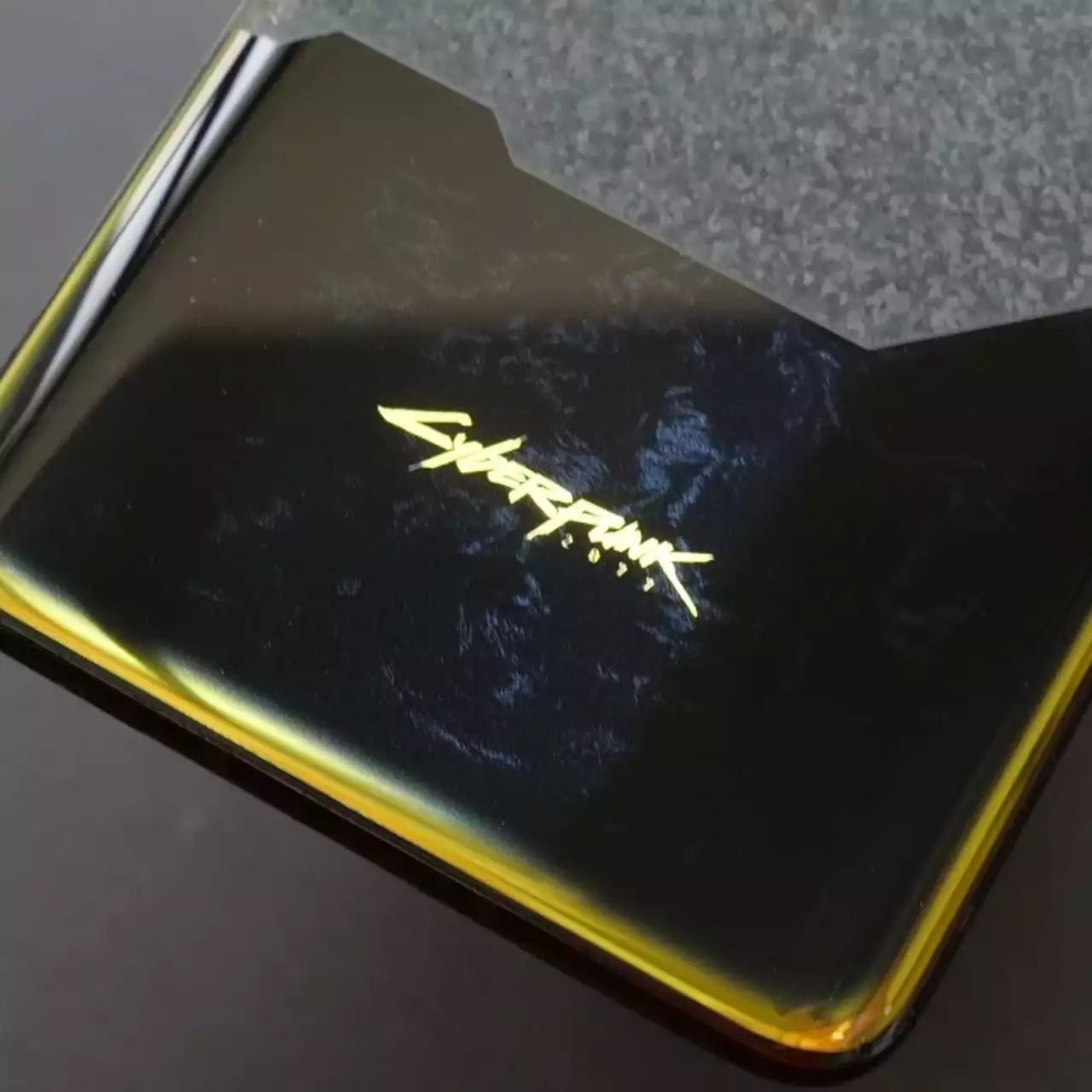Смартфон OnePlus 8T Cyberpunk 2077 Limited Edition распаковали до релиза (фото)