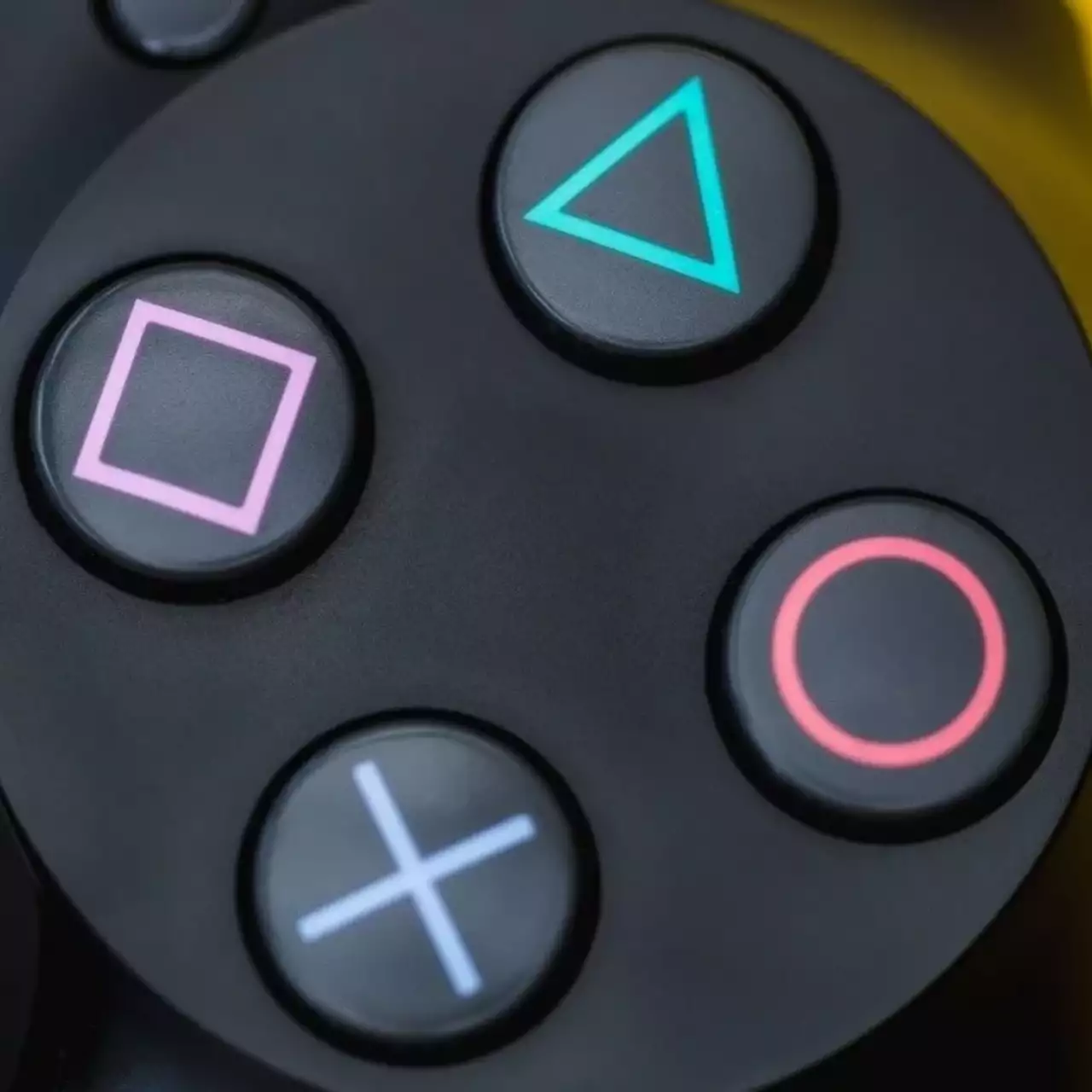 Sony подарила PS5 человеку, который первым в мире купил PlayStation 4 (фото)