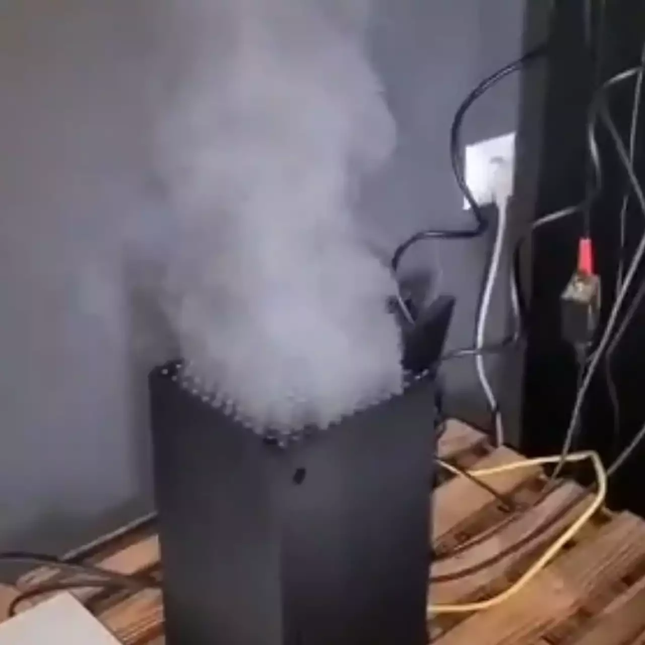 На видео показали, насколько просто подделать видео с «дымящей» Xbox Series X На видео показали, насколько просто подделать видео с «дымящей» Xbox Series X