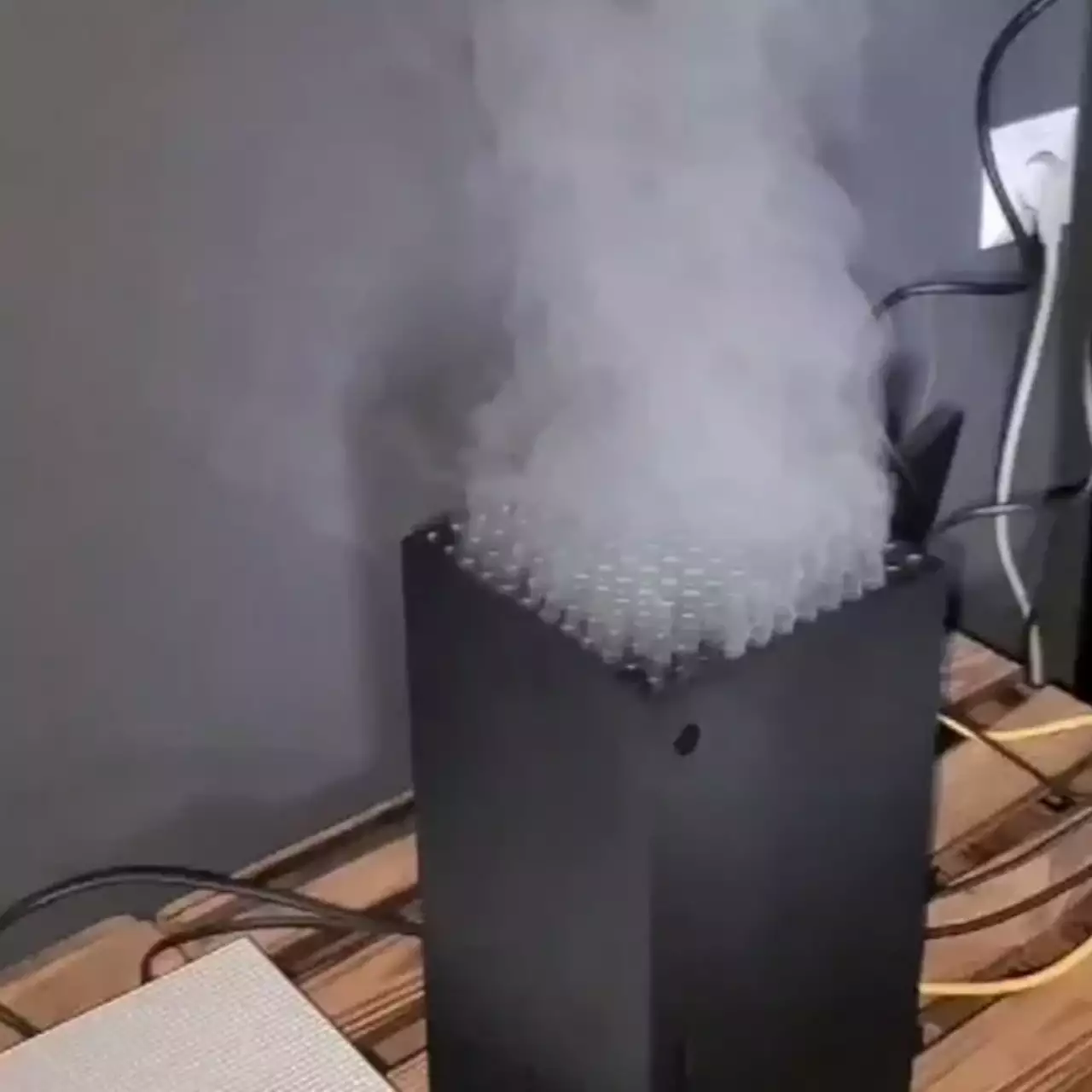 Xbox Series X горит! Правда или очередной фейк, что консоль может дымиться? А также подборка мемов Xbox Series X горит! Правда или очередной фейк, что консоль может дымиться? А также подборка мемов