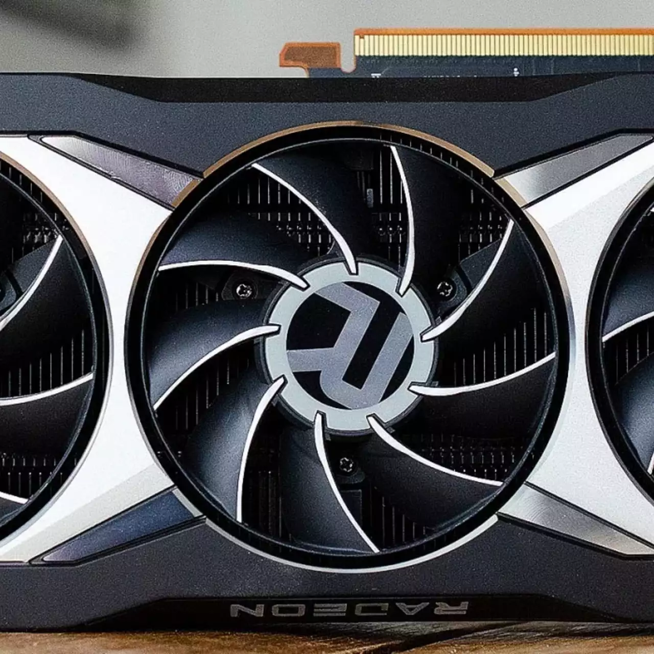 Первые игровые тесты Radeon RX 6800 XT. Иногда даже лучше NVIDIA GeForce RTX 3090 Первые игровые тесты Radeon RX 6800 XT. Иногда даже лучше NVIDIA GeForce RTX 3090
