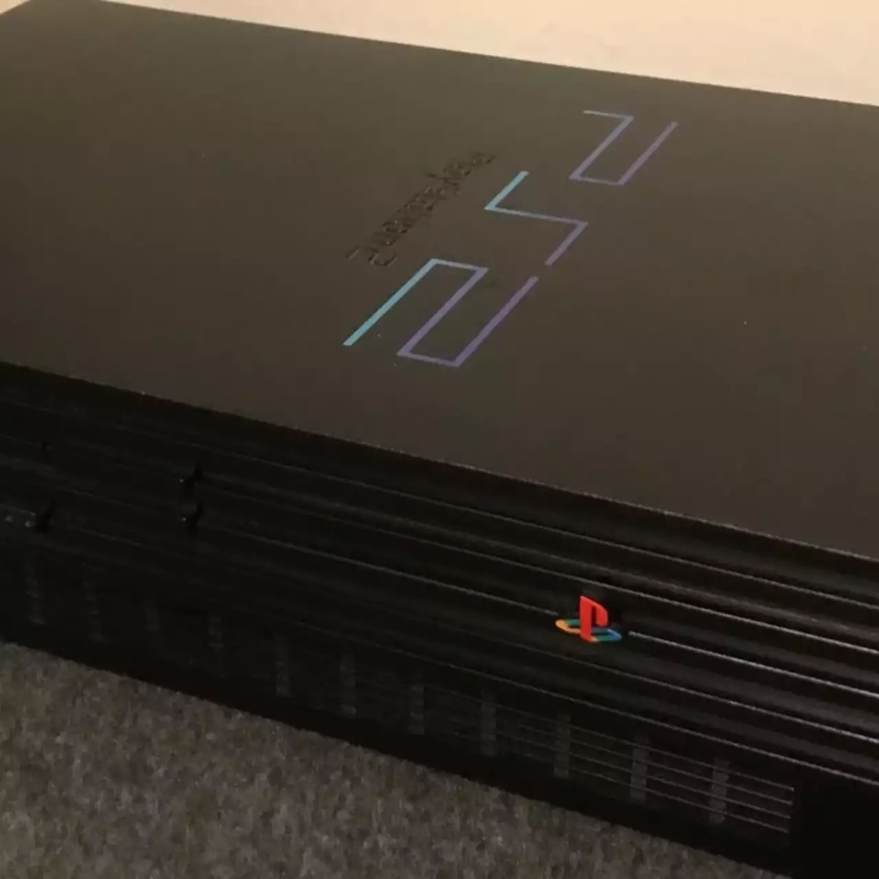 Геймер превратил новенькую PlayStation 5 в подобие PlayStation 2 (фото) Геймер превратил новенькую PlayStation 5 в подобие PlayStation 2 (фото)