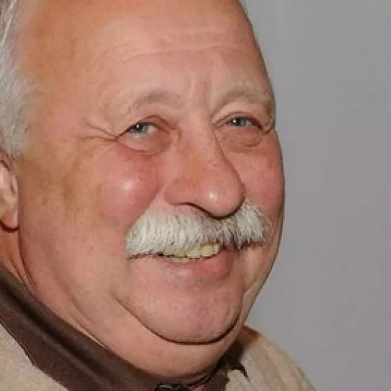 В новой серии Марио с Якубовичем герой гоняет на автомобиле, даёт взятку и ест арбуз (видео)