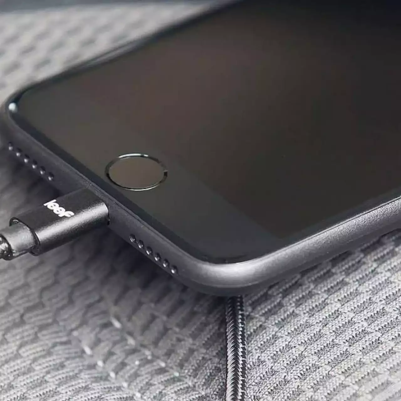 В Apple запатентовали особо прочный кабель зарядки. При этом толще он не станет