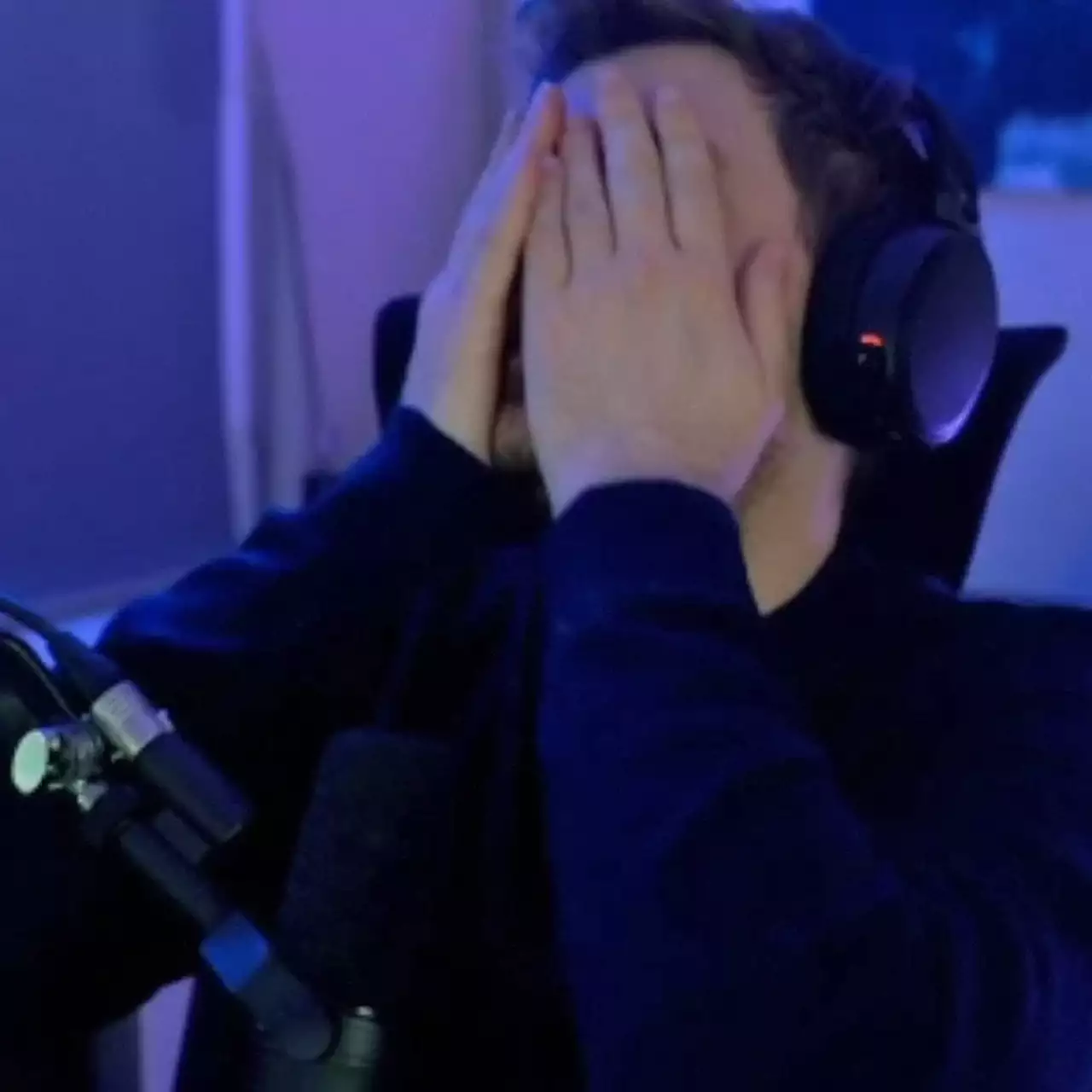 Популярного стримера дважды забанили на Twitch за игрой в шахматы. Все из-за приглашения от игрока с эротической картинкой