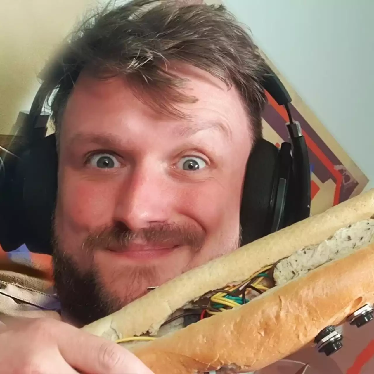 Twitch-стример создал контроллер из батона и с легкостью убивал игроков в Call of Duty (видео) Twitch-стример создал контроллер из батона и с легкостью убивал игроков в Call of Duty (видео)