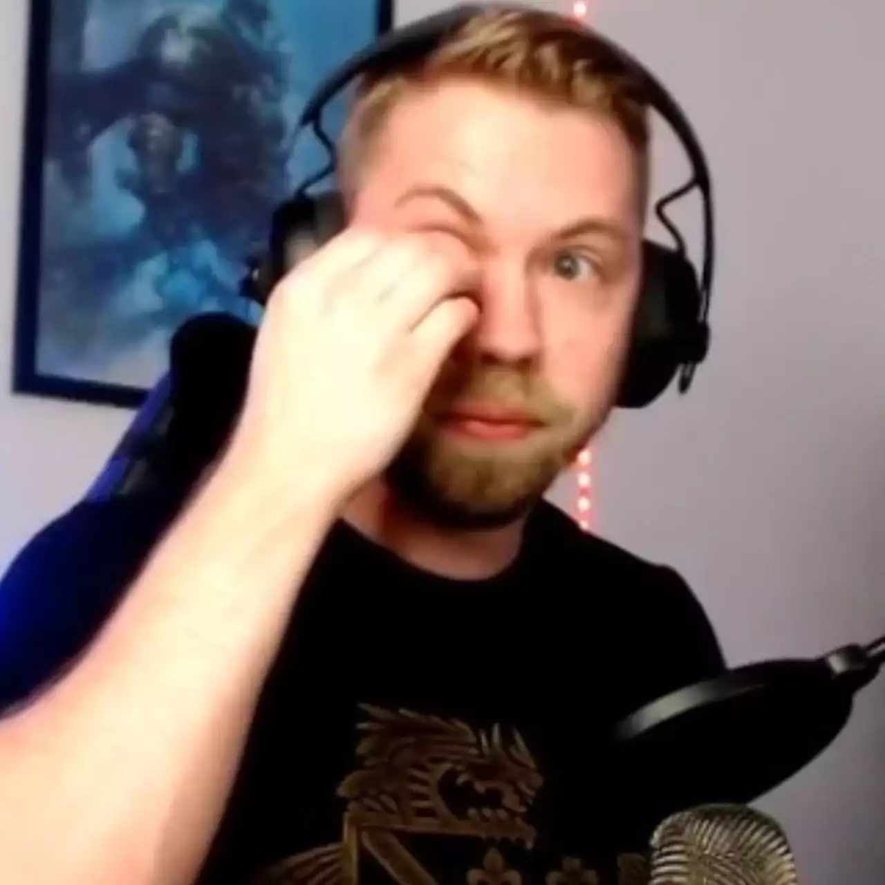 У Twitch-стримера в прямом эфире выпал глаз, когда он играл в Apex Legends У Twitch-стримера в прямом эфире выпал глаз, когда он играл в Apex Legends