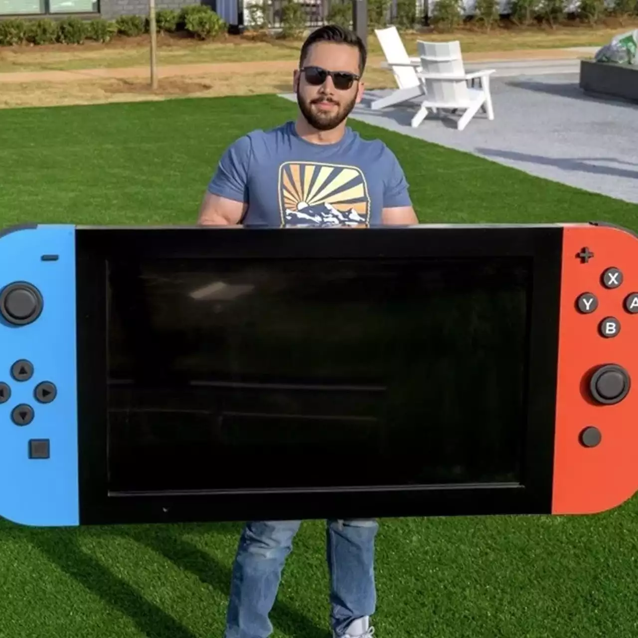 Фанат собрал гигантскую Nintendo Switch для детей в больнице. Она полностью рабочая (видео)