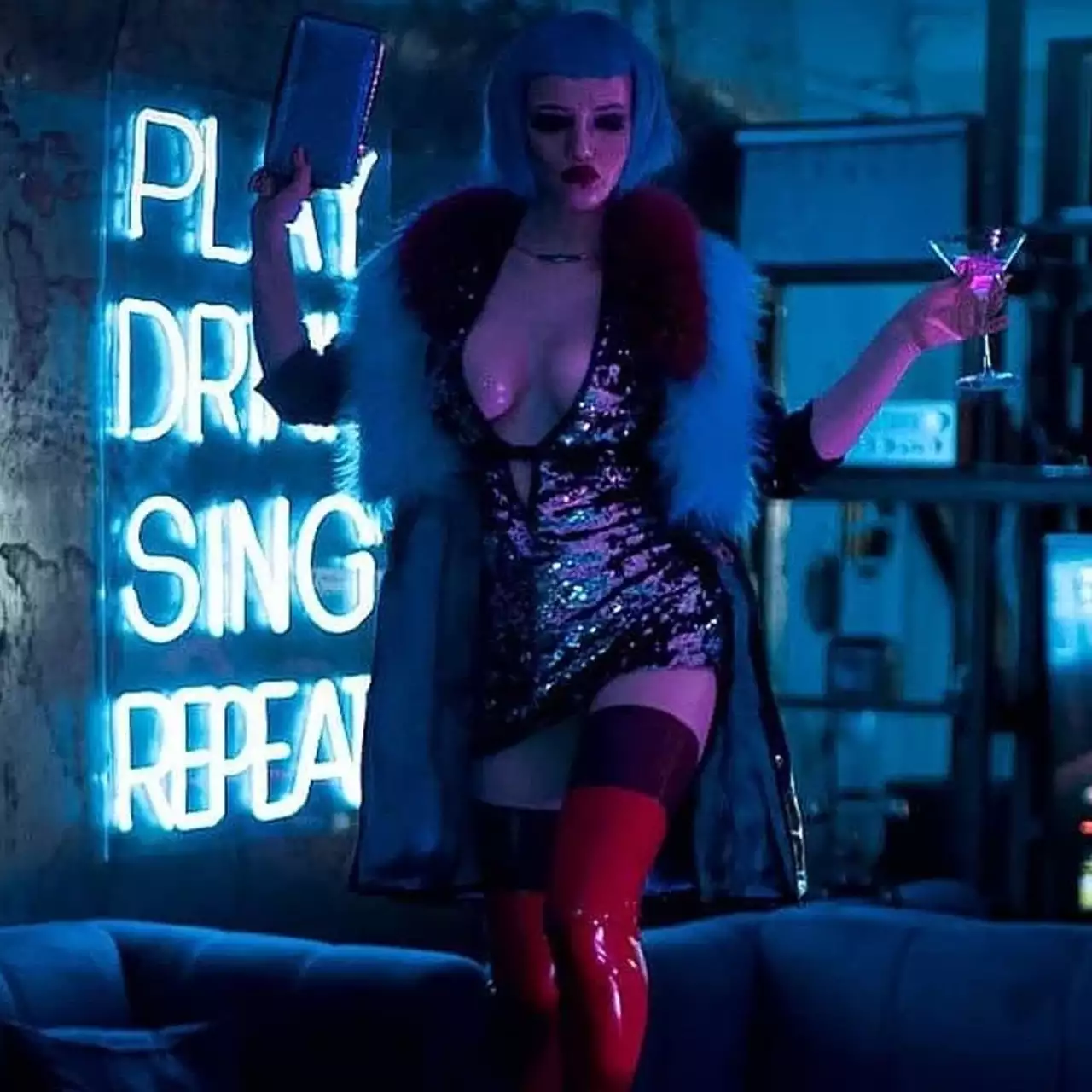 Русская красавица показала нереальный косплей на персонажа из Cyberpunk 2077 и Эйприл О'Нил из «Черепашек-ниндзя»
