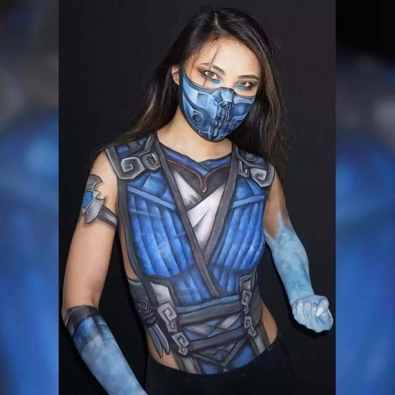Девушка на голом теле рисует костюмы героев Mortal Kombat. Эд Бун в восторге от косплея Саб-Зиро и Скорпиона Девушка на голом теле рисует костюмы героев Mortal Kombat. Эд Бун в восторге от косплея Саб-Зиро и Скорпиона