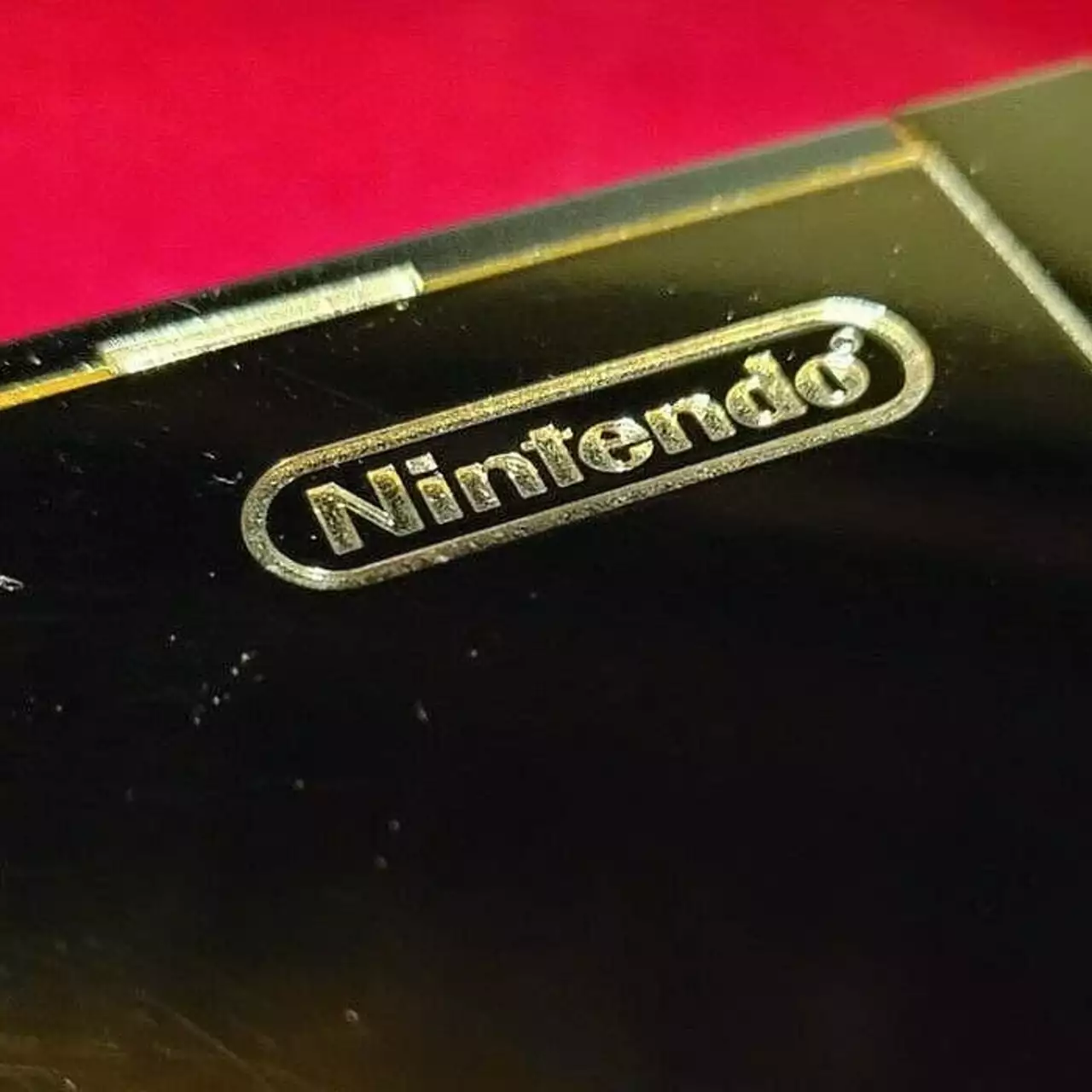 На eBay продают золотую Nintendo Wii, созданную для королевы Великобритании. За неё просят 22 миллиона рублей