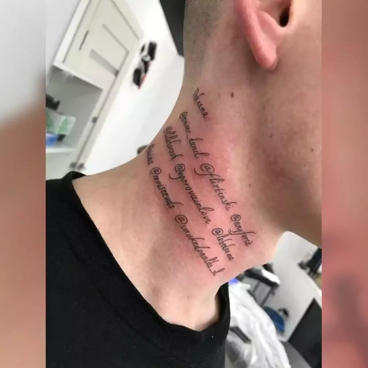 Россиянин за деньги набил на шее аккаунты людей в Instagram и прославился на всю страну