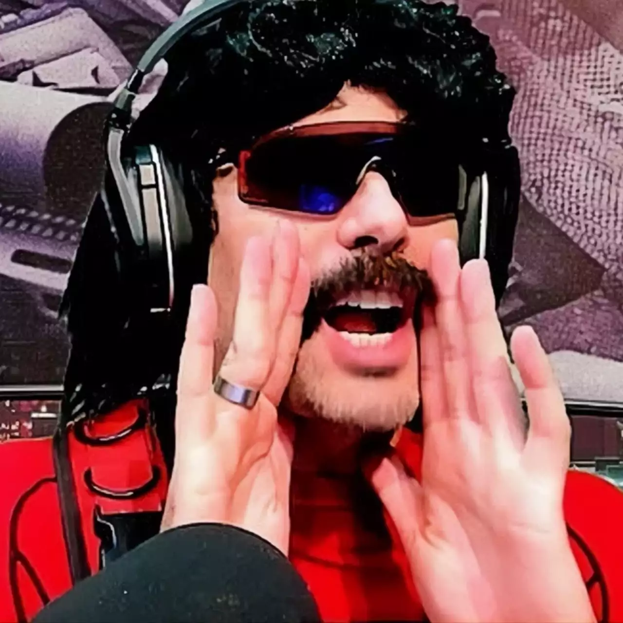 Зрители затроллили ведущих новостей, которые поздравили стримера Dr Disrespect с неправильным днём рождения Зрители затроллили ведущих новостей, которые поздравили стримера Dr Disrespect с неправильным днём рождения