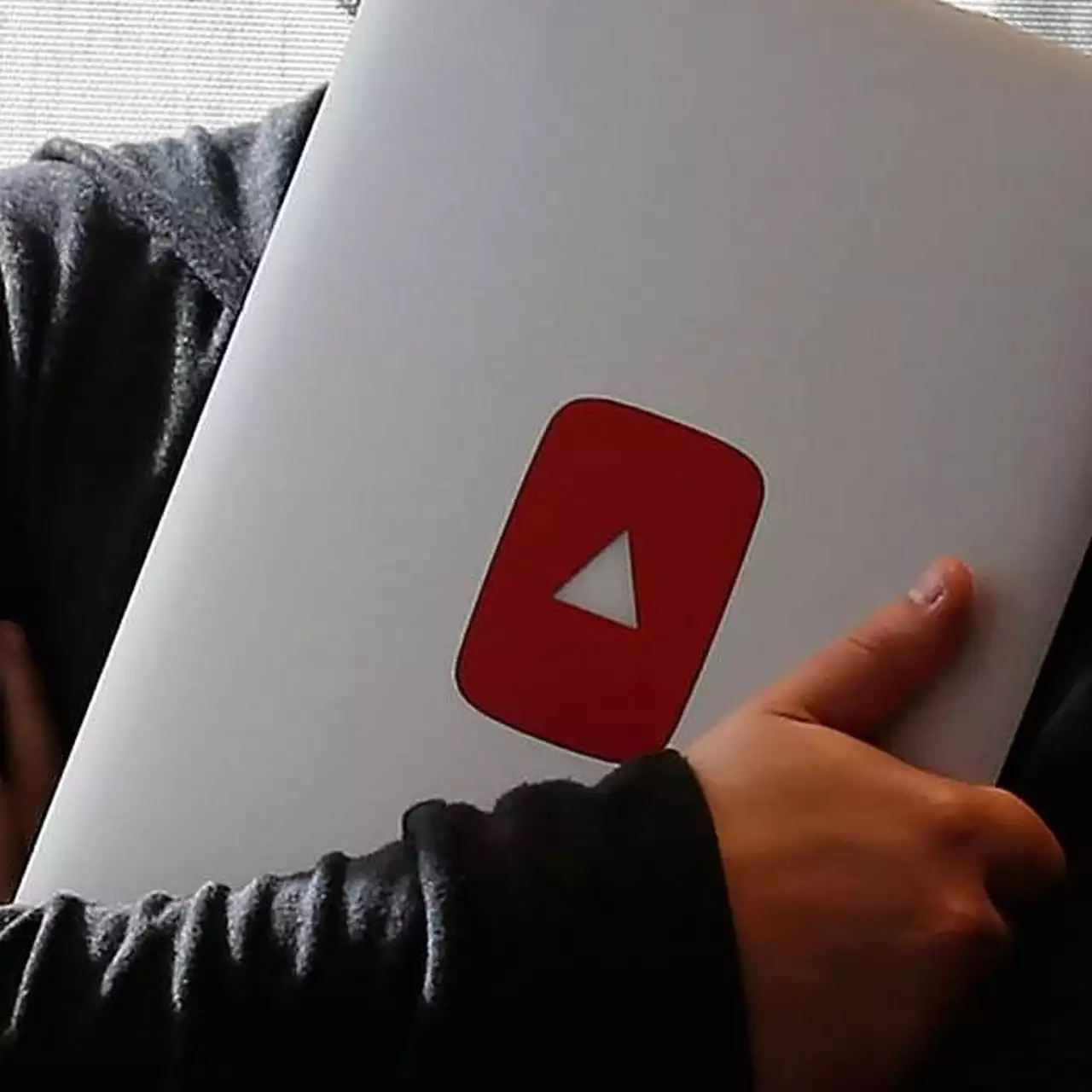 Роскомнадзор пригрозил замедлить YouTube и дал Google сутки на удаление запрещённого контента
