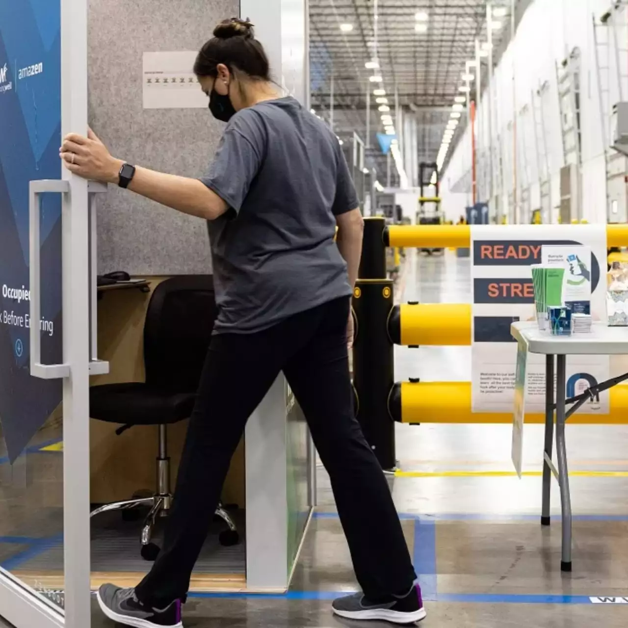 Amazon предложит складским рабочим будки для релаксации Amazon предложит складским рабочим будки для релаксации