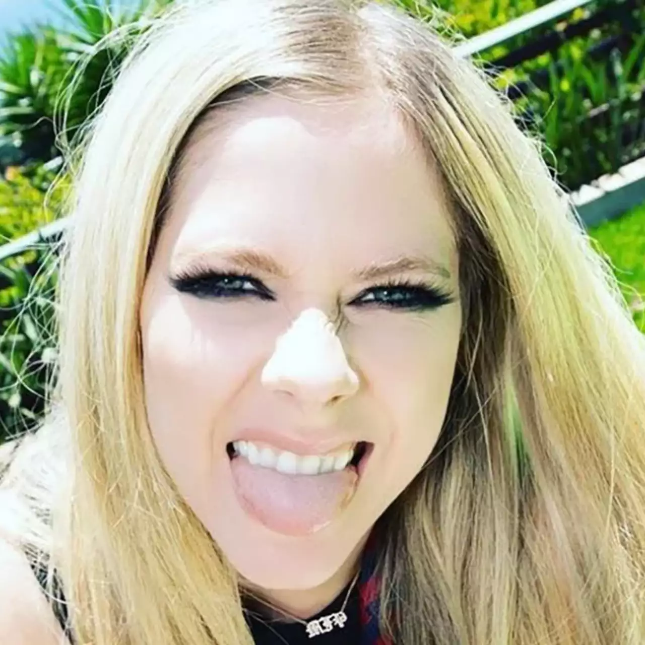 12 млн просмотров и 2,9 млн лайков всего за день — Аврил Лавин взрывает TikTok своим первым роликом с Тони Хоуком 12 млн просмотров и 2,9 млн лайков всего за день — Аврил Лавин взрывает TikTok своим первым роликом с Тони Хоуком