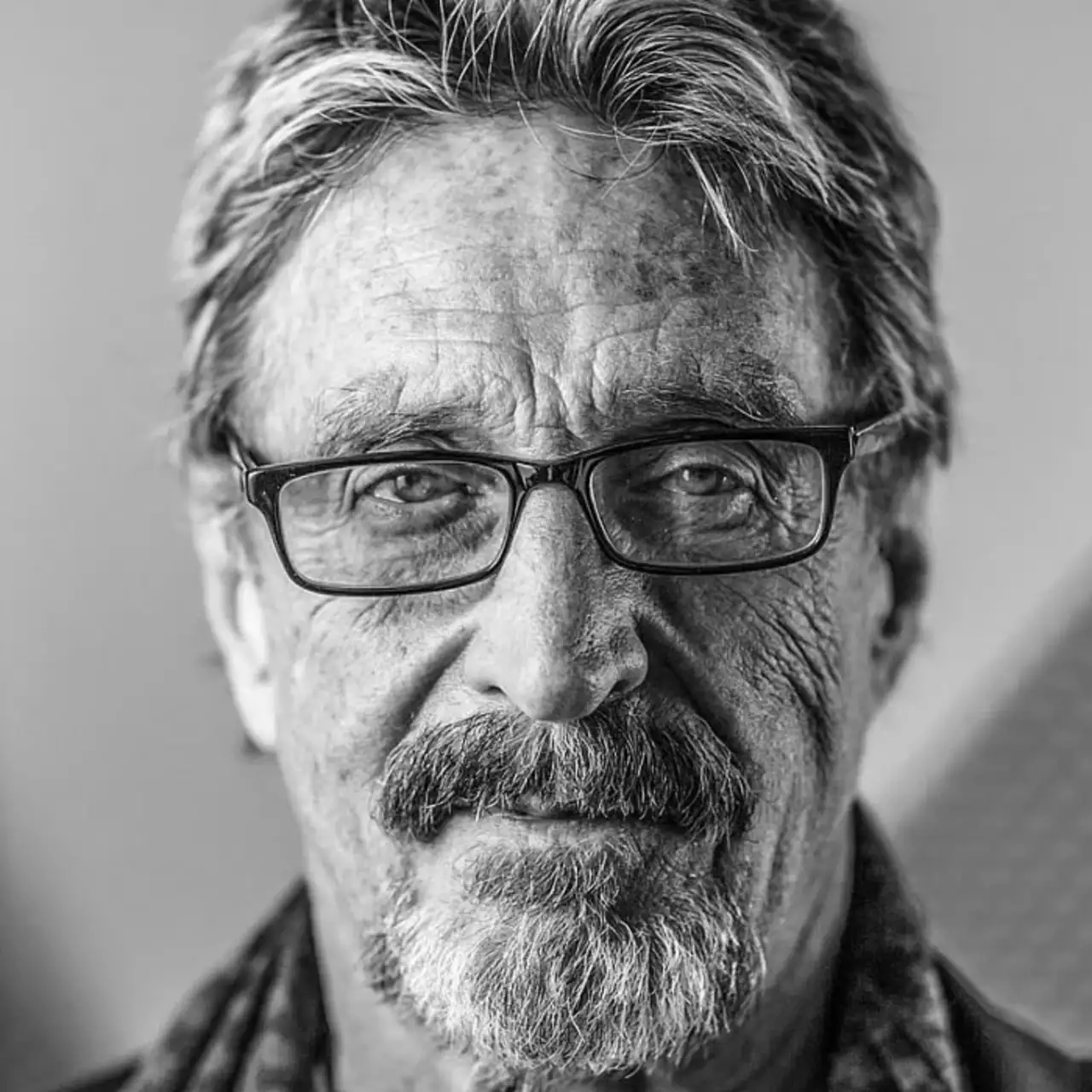 Создатель антивируса McAfee Джон Макафи найден мертвым в тюрьме Создатель антивируса McAfee Джон Макафи найден мертвым в тюрьме