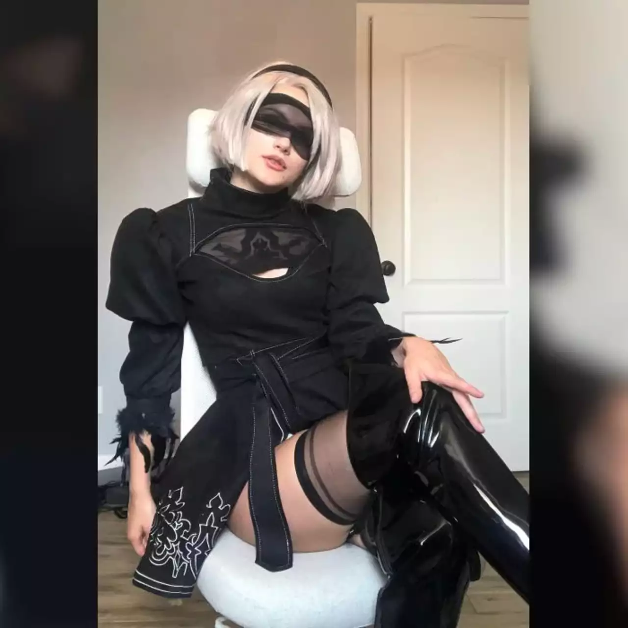 Стримерша показала годный косплей на 2b из NieR: Automata