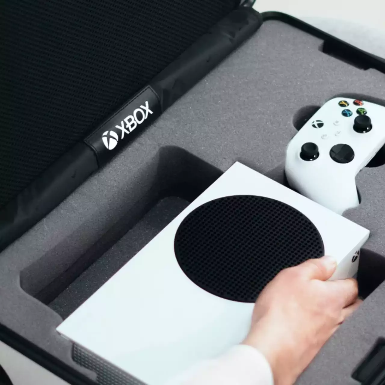 Microsoft выпустила фирменный чемодан для перевозки Xbox Series S в дизайне самой консоли Microsoft выпустила фирменный чемодан для перевозки Xbox Series S в дизайне самой консоли