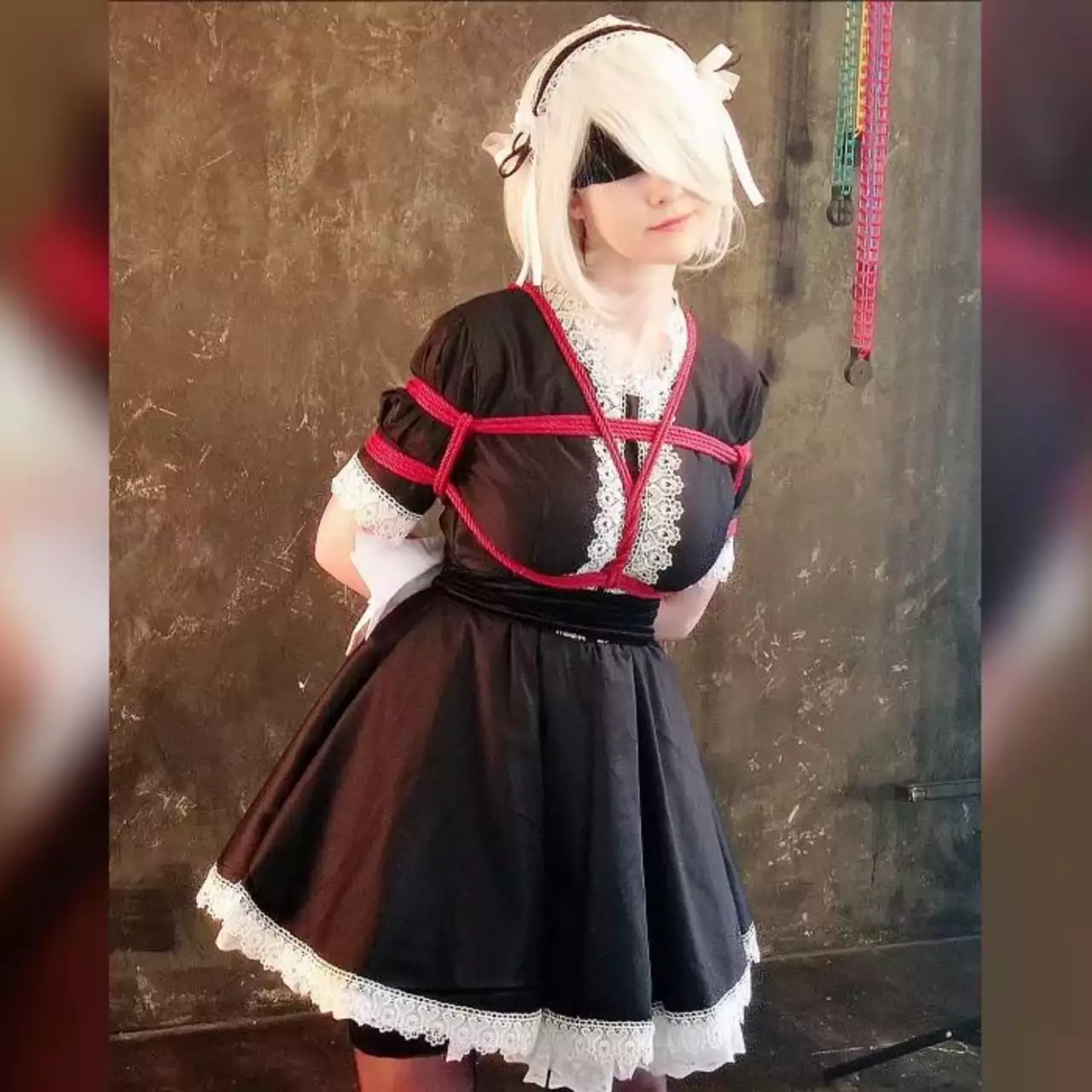 Девушка показала милый косплей андроида 2B из NieR: Automata с платьем горничной и шибари Девушка показала милый косплей андроида 2B из NieR: Automata с платьем горничной и шибари
