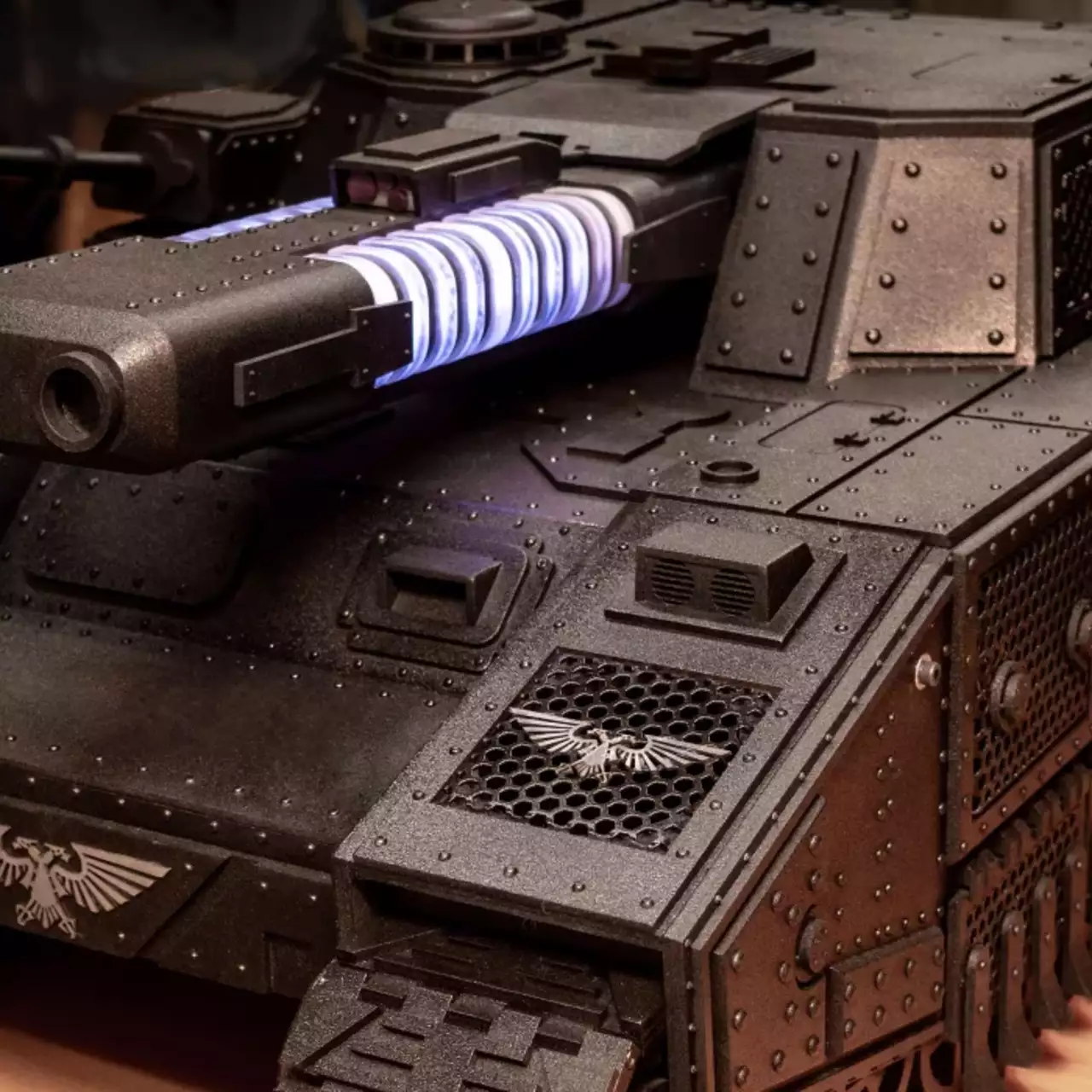 Пользователь построил корпус ПК в виде танка из Warhammer 40,000 и взорвал Reddit Пользователь построил корпус ПК в виде танка из Warhammer 40,000 и взорвал Reddit