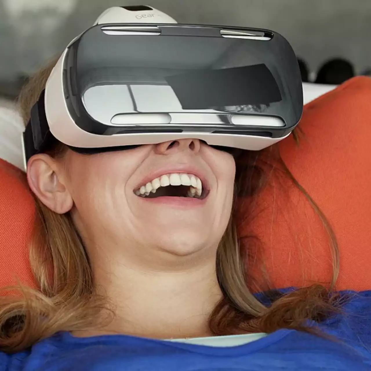 В Японии разрабатывают VR-шлем, в котором удобно лежать в кровати В Японии разрабатывают VR-шлем, в котором удобно лежать в кровати