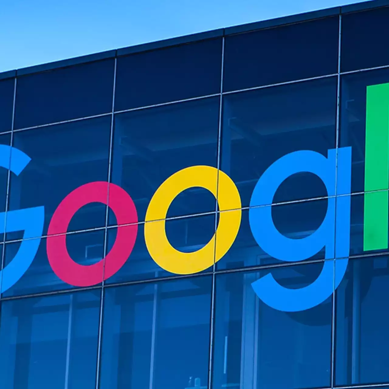 Приставы пришли в московский офис Google за штрафом, но нашли там единственного сотрудника. А потом их послали в США Приставы пришли в московский офис Google за штрафом, но нашли там единственного сотрудника. А потом их послали в США