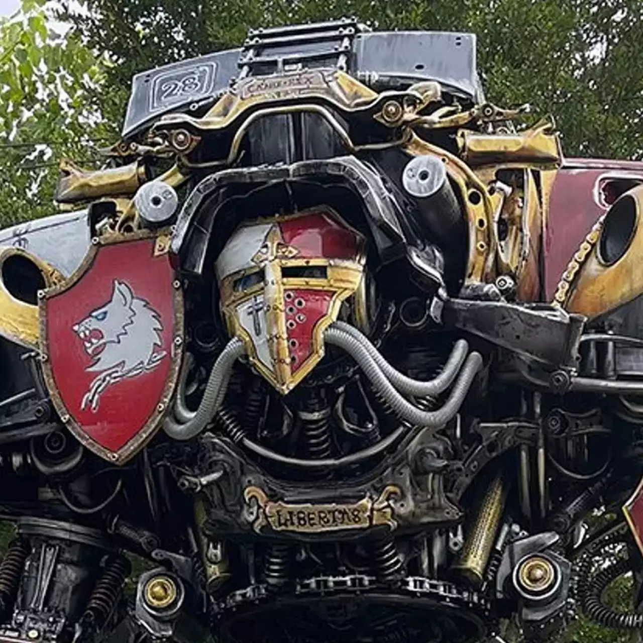 Фанаты собрали гигантского имперского рыцаря из Warhammer 40,000. Он весит несколько тонн и светится по ночам Фанаты собрали гигантского имперского рыцаря из Warhammer 40,000. Он весит несколько тонн и светится по ночам