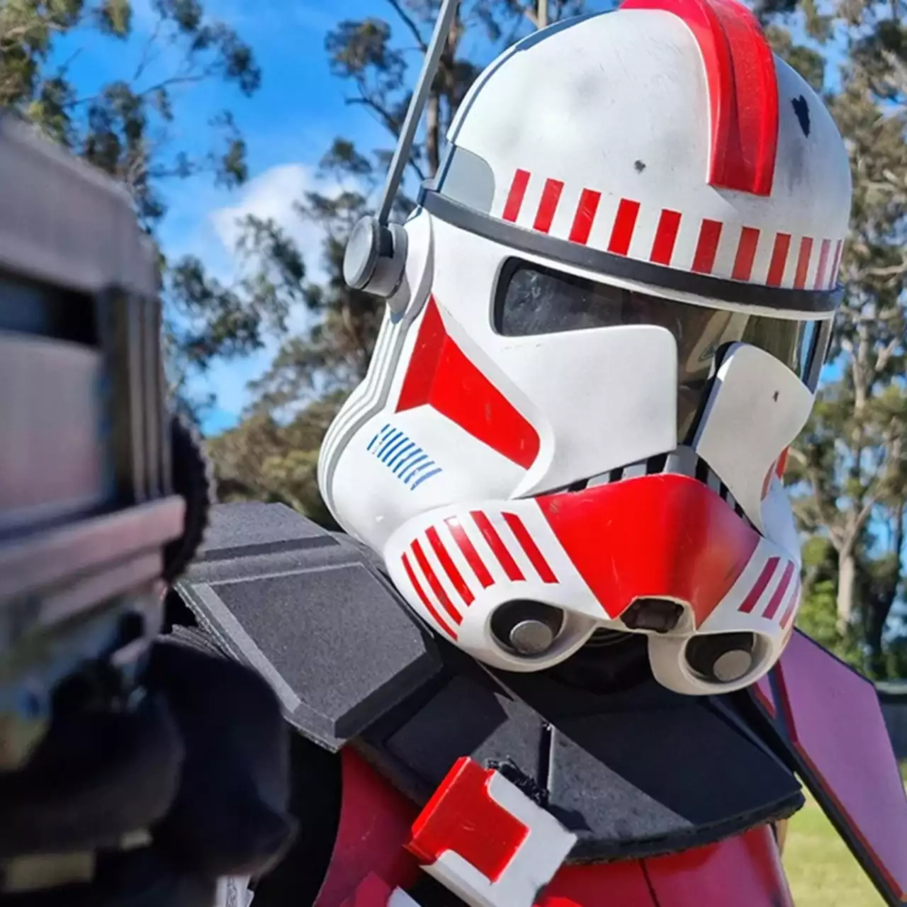 Парень пробился в топ Reddit, когда показал воссозданный им скин из Battlefront 2 в реальности. На работу ушло 6 месяцев