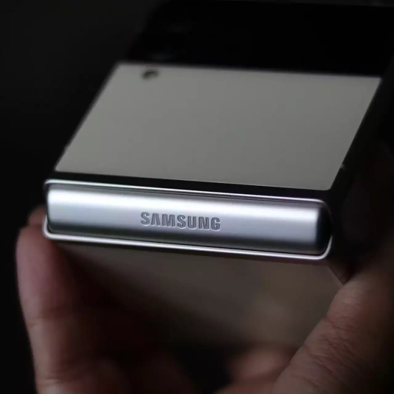 Samsung предлагает джинсы за 107 тысяч рублей — к ним полагаются бесплатные смартфоны
