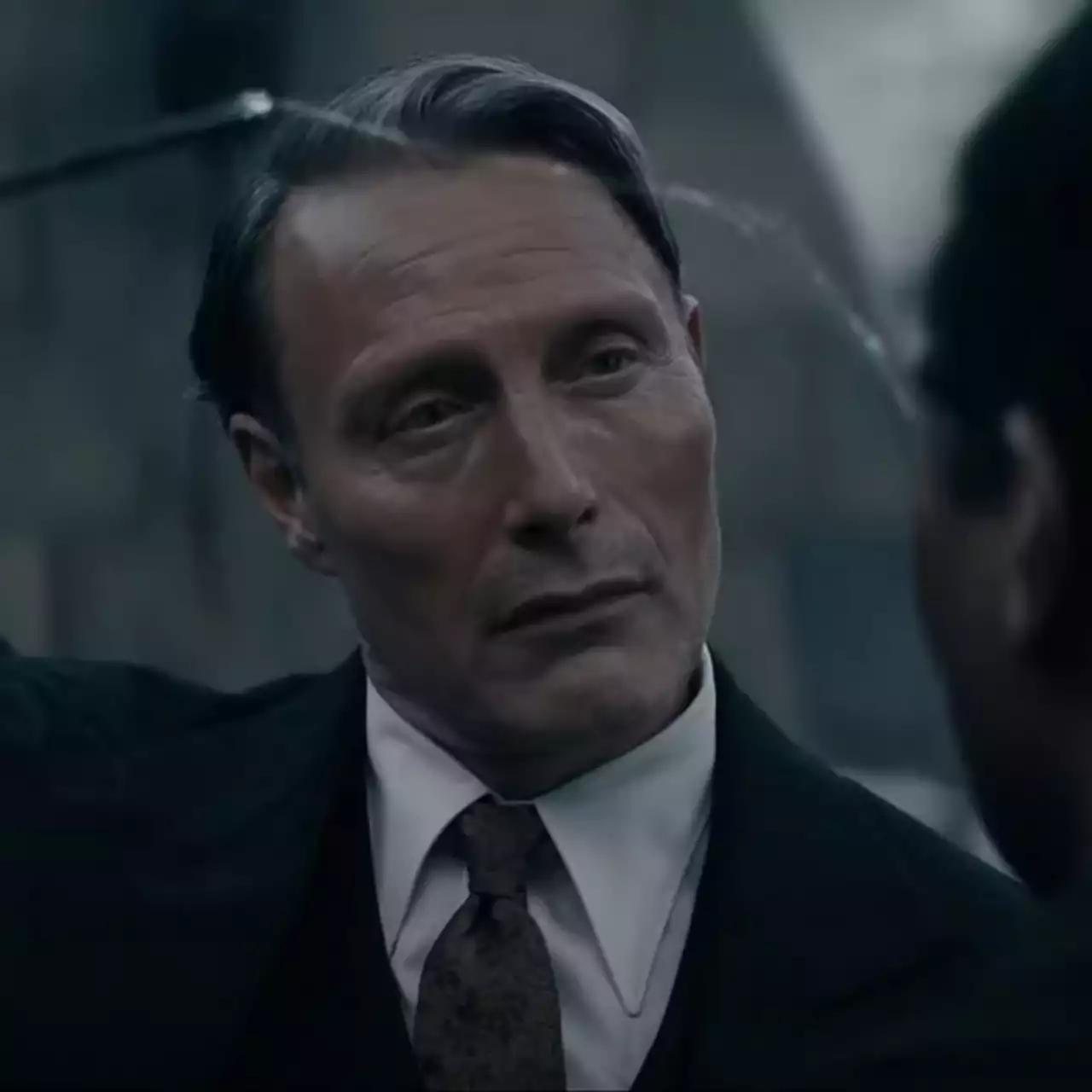 Мадс Миккельсен и бузинная палочка: первый трейлер фильма «Фантастические Твари: Тайны Дамблдора» Мадс Миккельсен и бузинная палочка: первый трейлер фильма «Фантастические Твари: Тайны Дамблдора»