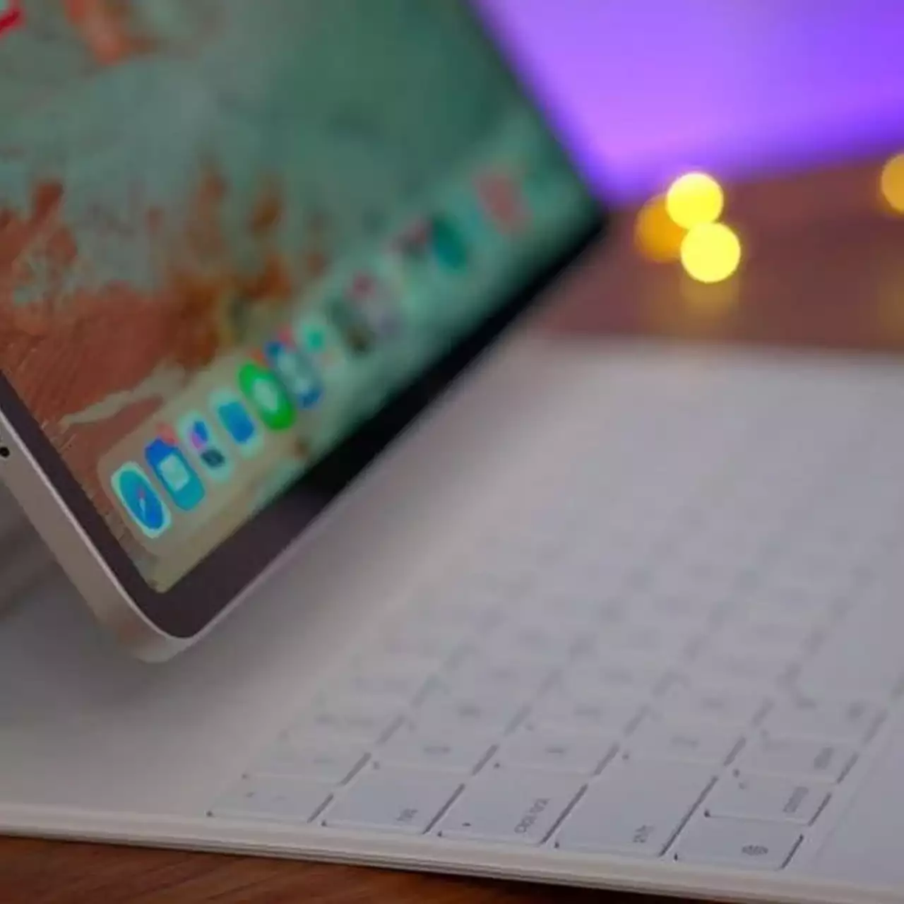 По слухам, Apple готовит огромный iPad, который можно повесить на стену