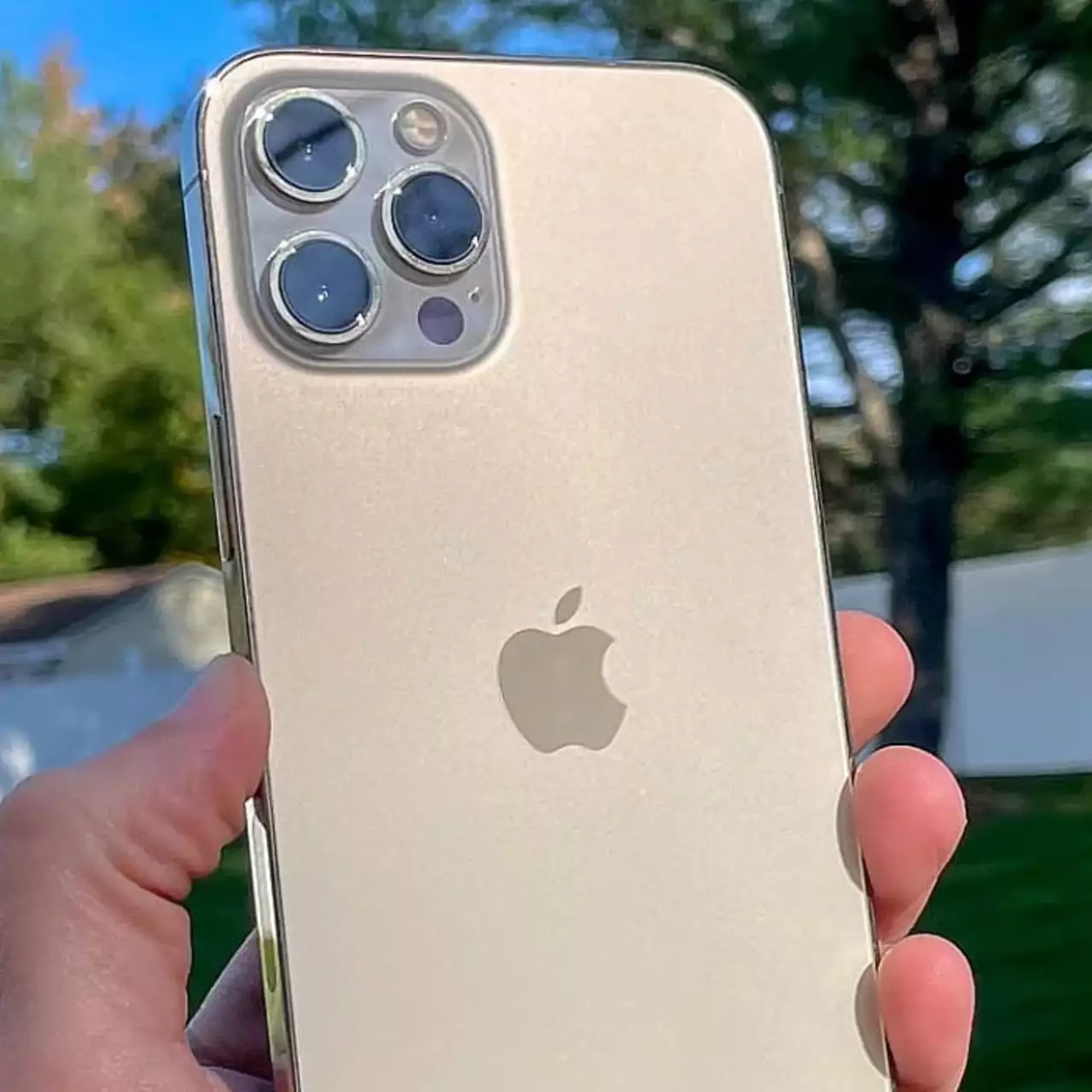 iPhone в России подорожали на четверть, а MacBook — почти вдвое