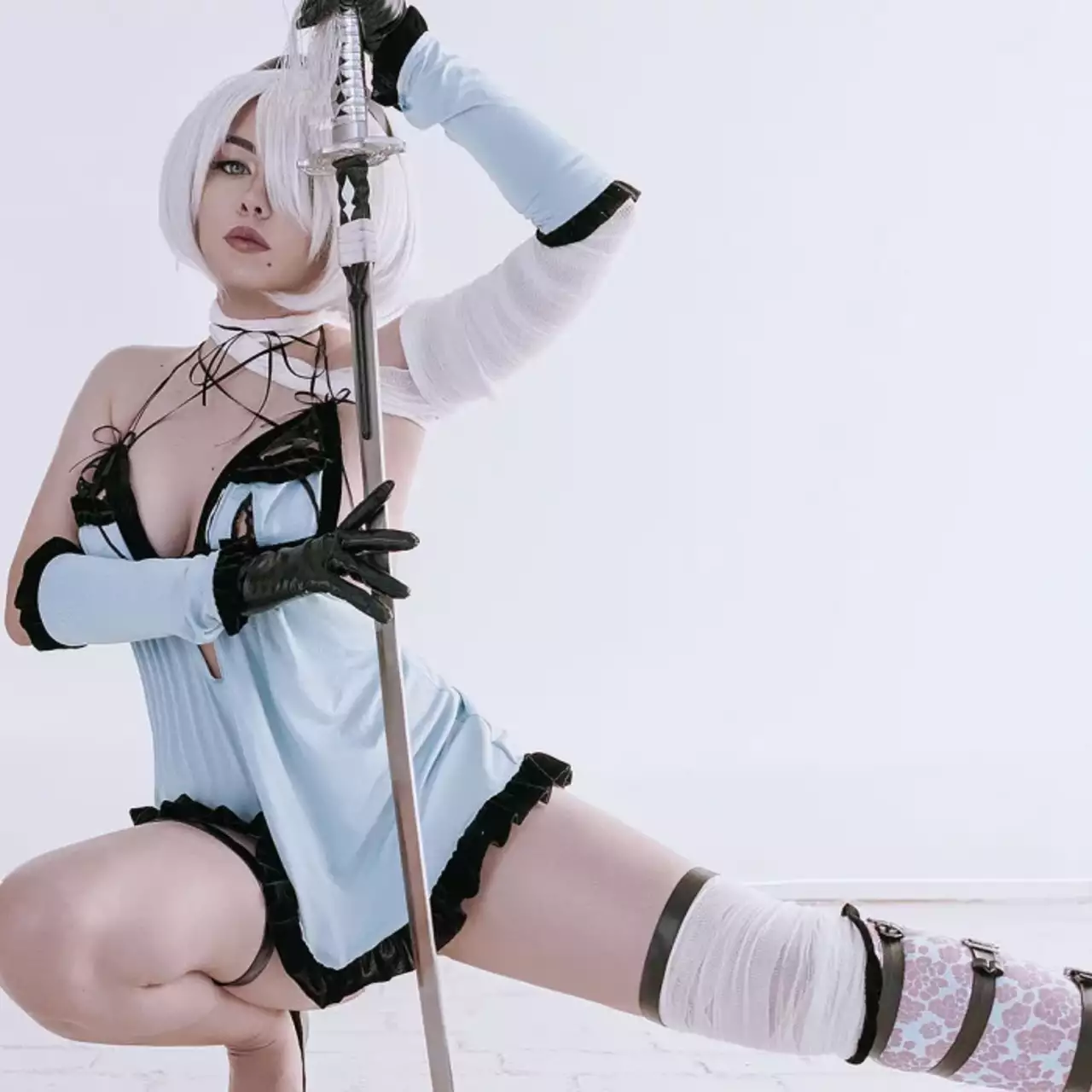 Косплеерша показала себя в образе сексуальной 2B из Nier Automata в пеньюаре Косплеерша показала себя в образе сексуальной 2B из Nier Automata в пеньюаре