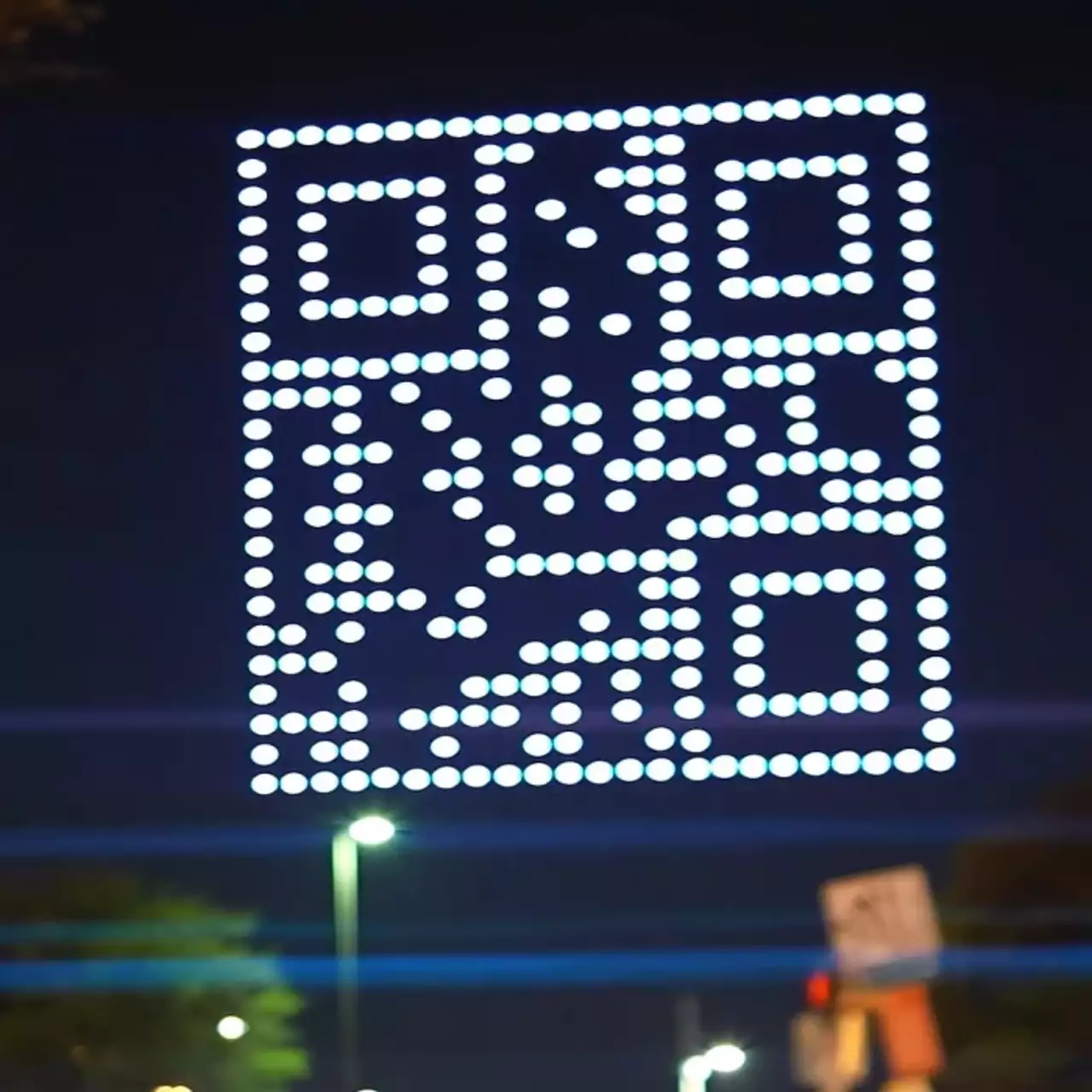 Дроны образовали в небе гигантский QR-код. Оказалось, это ссылка на один из популярнейших мемов Дроны образовали в небе гигантский QR-код. Оказалось, это ссылка на один из популярнейших мемов