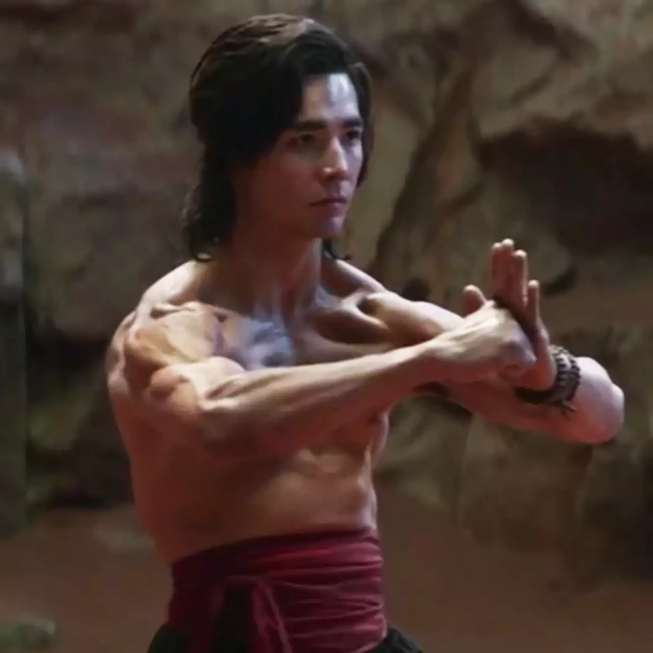 Реальный Лю Кан из Mortal Kombat показал, как качает свои мышцы — видео Реальный Лю Кан из Mortal Kombat показал, как качает свои мышцы — видео