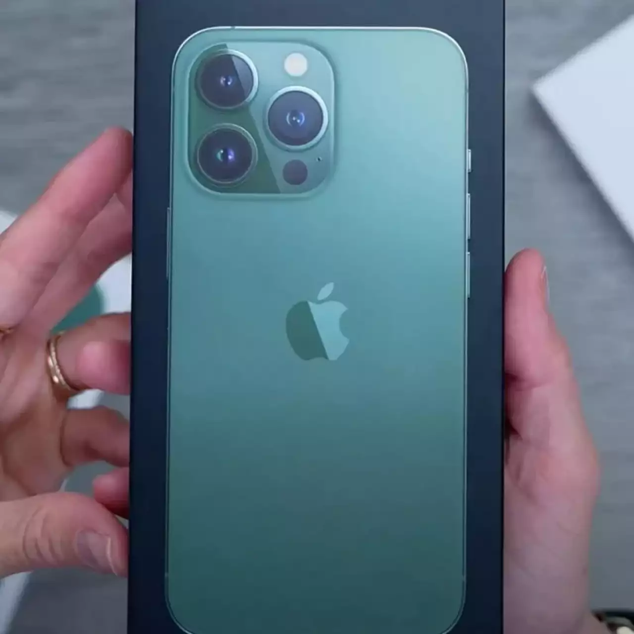 В России появилась первая партия зелёных iPhone 13 Pro в рамках параллельного импорта В России появилась первая партия зелёных iPhone 13 Pro в рамках параллельного импорта