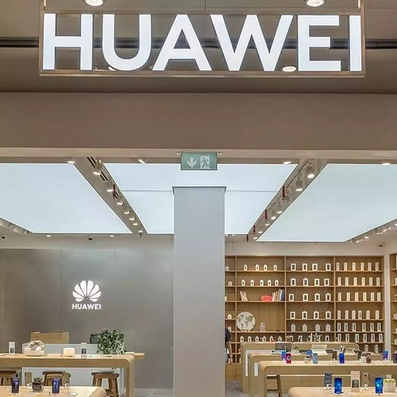 Китай прокомментировал закрытие российских магазинов Huawei