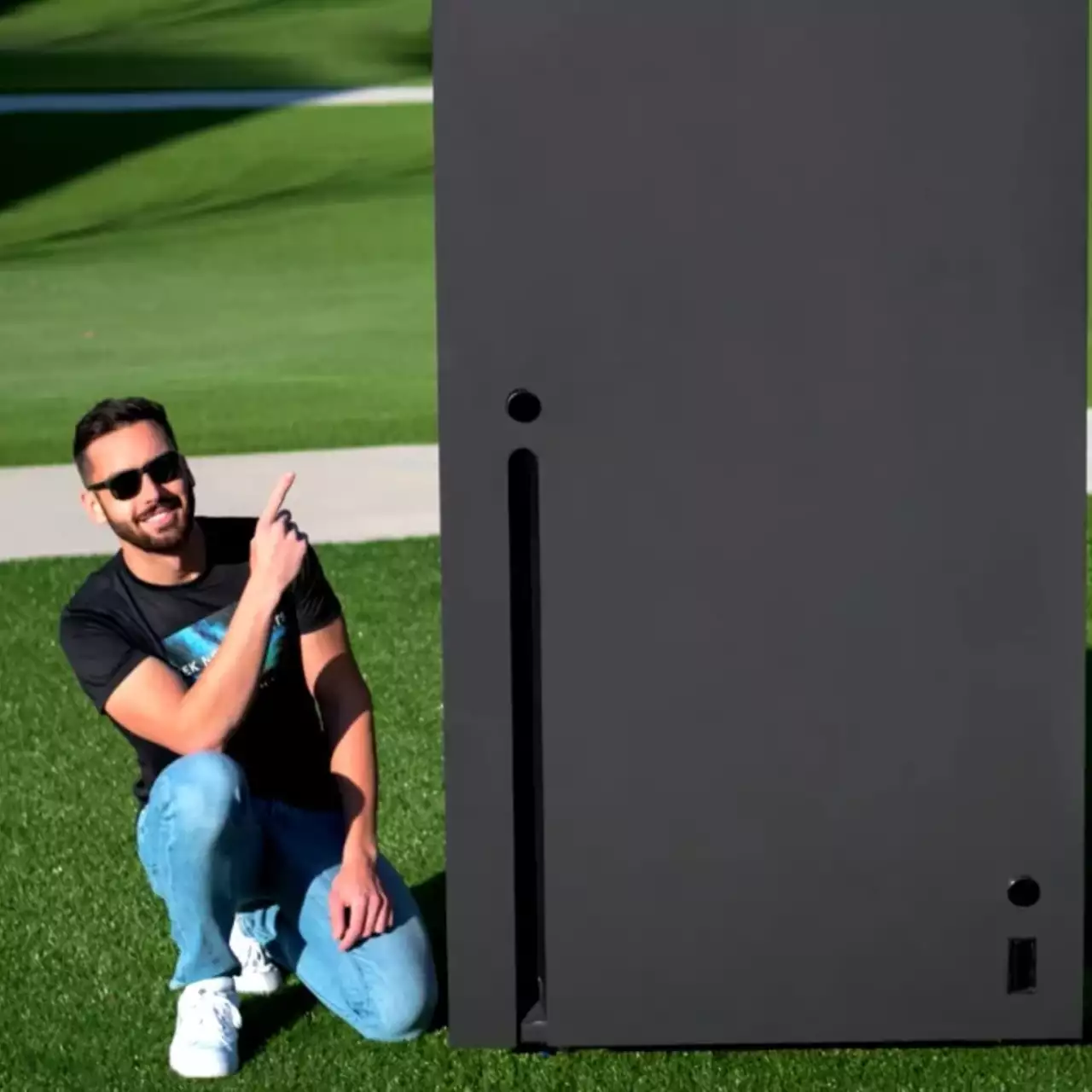 Инженер собрал двухметровую реплику Xbox Series X и показал ее на видео. Она прекрасно работает