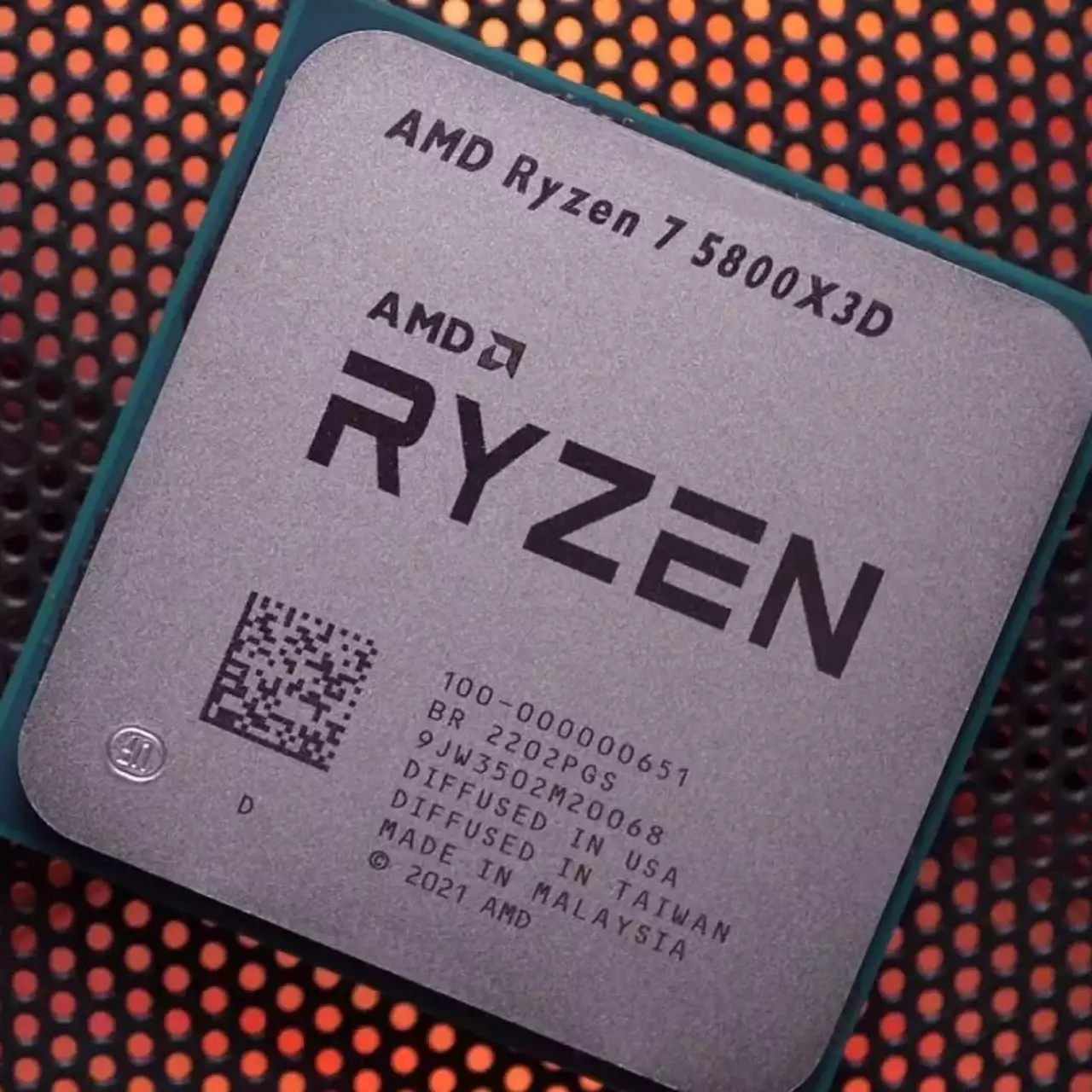 Специалист скальпировал процессор AMD Ryzen 7 5800X3D, улучшил его характеристики и выяснил, чем он похож на чипы Intel