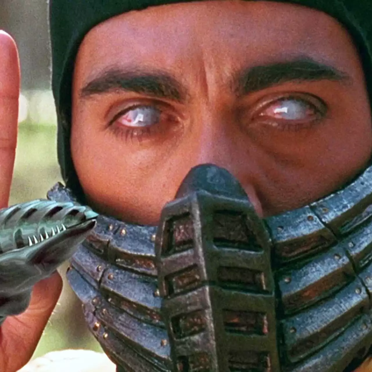Девушка с красивой фигурой перевоплотилась в Скорпиона из Mortal Kombat. На фото она бросила гарпун прямо в камеру Девушка с красивой фигурой перевоплотилась в Скорпиона из Mortal Kombat. На фото она бросила гарпун прямо в камеру