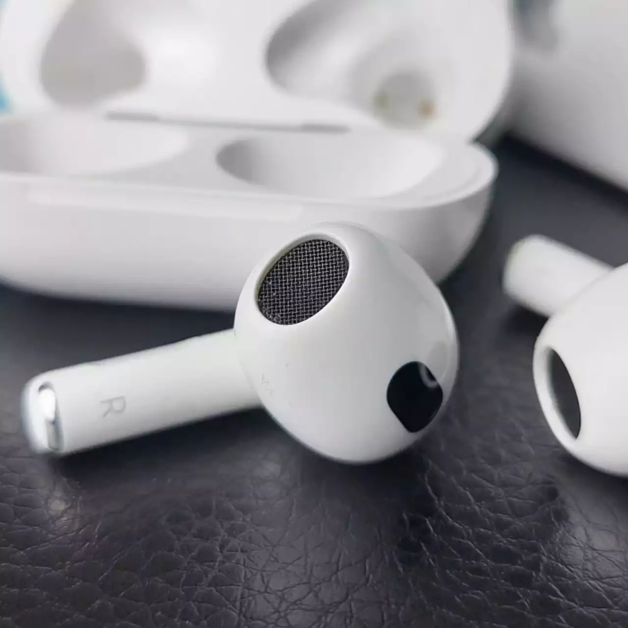 Инженер переделал наушники AirPods и добавил в них порт USB-C Инженер переделал наушники AirPods и добавил в них порт USB-C