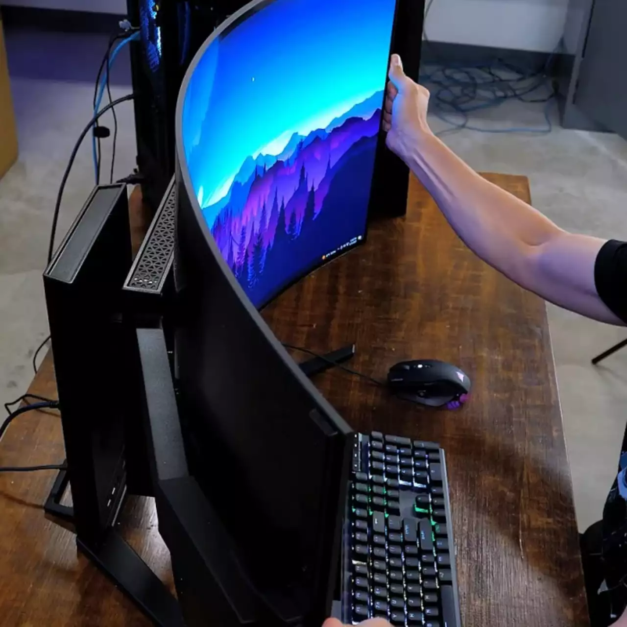 Corsair показала прототип игрового монитора, который можно согнуть самостоятельно Corsair показала прототип игрового монитора, который можно согнуть самостоятельно